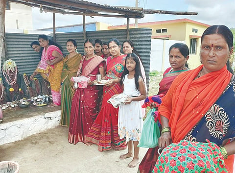 ಹಟ್ಟಿ ಮಾರುತಿ ದೇವಾಲಯ ಸಮೀಪದಲ್ಲಿರುವ ನಾಗದೇವರ ಮೂರ್ತಿಗಳಿಗೆ ಮಹಿಳೆಯರು ಹಾಲೆರೆದರು. 