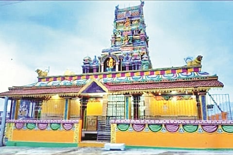 ಗುಂಡ್ಲುಪೇಟೆ ತಾಲೂಕಿನ ಹೊಂಗಹಳ್ಳಿ ಗ್ರಾಮದ ಮಾರಮ್ಮ ದೇವಾಲಯವನ್ನು ವಿದ್ಯುತ್ ದೀಪಗಳಿಂದ ಅಲಂಕರಿಸಿರುವುದು.