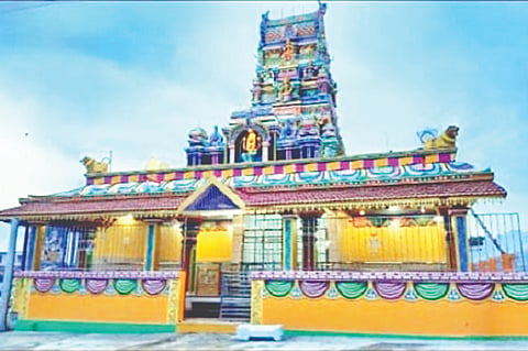 ಗುಂಡ್ಲುಪೇಟೆ ತಾಲೂಕಿನ ಹೊಂಗಹಳ್ಳಿ ಗ್ರಾಮದ ಮಾರಮ್ಮನವರ ದೇವಾಲಯವನ್ನು ವಿದ್ಯುತ್ ದೀಪಗಳಿಂದ ಅಲಂಕರಿಸಲಾಗಿದೆ.