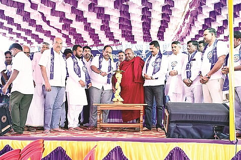 ಗುಂಡ್ಲುಪೇಟೆ ತಾಲೂಕಿನ ಕೋಟೆಕೆರೆ ಗ್ರಾಮದಲ್ಲಿ ಆಯೋಜಿಸಿದ್ದ ಕಾರ್ಯಕ್ರಮವನ್ನು ಗಣೇಶ್ ಪ್ರಸಾದ್ ಉದ್ಘಾಟಿಸಿದರು. ಬೋಧಿರತ್ನ ಬಂತೇಜಿ, ಸಿ.ಎಸ್.ನಿರಂಜನಕುಮಾರ್, ಎಚ್.ಎಸ್.ನಂಜುಂಡಪ್ರಸಾದ್, ಎಚ್.ಎನ್.ಬಸವರಾಜು, ಡಾ.ನವೀನ್ ಮೌರ್ಯ, ಗೋಪಾಲ್ ಇದ್ದರು.