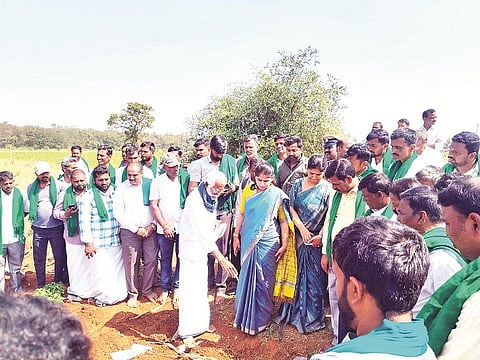 ಗುಂಡ್ಲುಪೇಟೆ ತಾಲೂಕಿನ ಕಡತಾಳಕಟ್ಟೆಹುಂಡಿ ಗ್ರಾಮದಲ್ಲಿ ಪ್ರಾತ್ಯಕ್ಷಿಕೆಯನ್ನು ಶ್ರೀರೂಪಾ ವೀಕ್ಷಿಸಿದರು. ಹೊನ್ನೂರು ಪ್ರಕಾಶ್, ಸ್ನೇಹಾರಾಜ್, ಕೆ.ಎಂ.ಮಹೇಶ್, ಭಾಸ್ಕರ್ ನಾಯಕ್ ಇದ್ದರು.