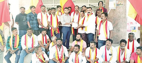 ತಮಿಳರ ವರ್ತನೆ ಖಂಡಿಸಿ ಗುಂಡ್ಲುಪೇಟೆಯಲ್ಲಿ ಕರವೇ ಕಾರ್ಯಕರ್ತರು ಎಂ.ಎಸ್.ತನ್ಮಯ್ ಅವರಿಗೆ ಮನವಿ ಪತ್ರ ಸಲ್ಲಿಸಿದರು. ಮಾಧು, ರಾಜೇಂದ್ರ, ರಮೇಶ್ ನಾಯಕ್, ನಾಗರಾಜು, ವಸಂತ, ಜವರಶೆಟ್ಟಿ, ಸತೀಶ್, ಸ್ವಾಮಿ, ಮಂಜುನಾಥ್ ಶೆಟ್ಟಿ, ಕುನಾಲ್ ಗೌಡ, ಪ್ರೀತಂ, ಹಂಗಳ ಬಸವ, ಮಣಿಕಂಠ ಇದ್ದರು.