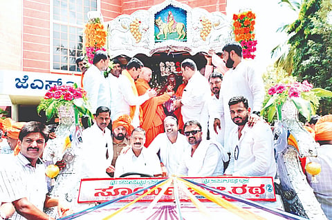 ಗುಂಡ್ಲುಪೇಟೆಯಲ್ಲಿ ನನ್ನ ಮರ ನನ್ನ ನೆರಳು ಅಭಿಯಾನದ ನಗದು ಬಹುಮಾನಕ್ಕೆ 5 ಮಂದಿ ಅದೃಷ್ಟಶಾಲಿಗಳನ್ನು ಲಕ್ಕಿ ಡಿಪ್ ಮೂಲಕ ಆಯ್ಕೆ ಮಾಡಿದ ಸಂದರ್ಭ ಪುರಸಭೆ ಮುಖ್ಯಾಧಿಕಾರಿ ಎಸ್.ಶರವಣ, ಪುರಸಭೆ ಇಂಜಿನಿಯರ್ ಮಂಜುನಾಥ್, ಅಧಿಕಾರಿ ಮೂರ್ತಿ,  ಮತ್ತು ನೌಕರರಾದ ತ್ರಿವೇಣಿ, ಹೇಮಾ ಇತರರು ಇದ್ದರು. 