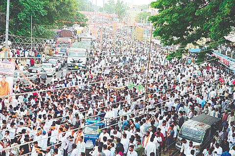 ಗುಂಡ್ಲುಪೇಟೆ ಪಟ್ಟಣದಲ್ಲಿ ಬಸವಜಯಂತಿ ಕಾರ್ಯಕ್ರಮಕ್ಕೆ ಆಗಮಿಸಿದ್ದ ವೀರಗಾಸೆ ಕಲಾವಿದರು. ಹಳ್ಳಿಕಾರ್ ತಳಿಯ ಹೋರಿಗಳು, ಬಸವೇಶ್ವರರ ಕಂಚಿನ ಪುತ್ಥಳಿ ಹಾಗೂ ಪಟ್ಟಣದ ರಾಷ್ಟ್ರೀಯ ಹೆದ್ದಾರಿಯಲ್ಲಿ ಸಾಗಿದ ಮೆರವಣಿಗೆ 