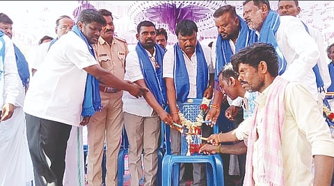 ಕಾನಹೊಸಹಳ್ಳಿ ಸಮೀಪದ ಐಗಳಮಲ್ಲಾಪುರದಲ್ಲಿ ದಲಿತ ಸಂಘರ್ಷ ಸಮಿತಿ ಗ್ರಾಮ ಘಟಕದಿಂದ ಆಯೋಜಿಸಿದ್ದ ಡಾ.ಬಿ.ಆರ್.ಅಂಬೇಡ್ಕರ್ ಹಾಗೂ ಡಾ.ಬಾಬು ಜಗಜೀವನರಾಮ್  ಜಯಂತ್ಯುತ್ಸವವನ್ನು ಸಂಘಟನೆಯ ಜಿಲ್ಲಾ ಸಂಚಾಲಕ ದುರುಗೇಶ್ ಉದ್ಘಾಟಿಸಿದರು.