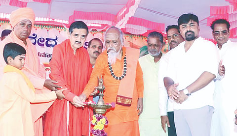 ಕಾಳಗಿಯ ನಂದೂರಿನ ಶಿವಲಿಂಗೇಶ್ವರ ದೇವಸ್ಥಾನ ಹತ್ತಿರದ ನಾಲಾಕ್ಕೆ ಅಡ್ಡಲಾಗಿ ನಿರ್ಮಿಸುತ್ತಿರುವ ಬ್ರಿಡ್ಜ್​ ಕಂ ಬ್ಯಾರೇಜ್​ ಕಾಮಾಗಾರಿಗೆ ಹಾರಕೂಡದ ಶ್ರೀ ಡಾ.ಚನ್ನವಿರ ಶಿವಾಚಾರ್ಯರು ಚಾಲನೆ ನೀಡಿದರು. ಶ್ರೀ ಚಂದ್ರಗುಂಡ ಶಿವಾಚಾರ್ಯರು, ಶ್ರೀ ಚಿಕ್ಕಗುರುನಂಜೇಶ್ವರ ಸ್ವಾಮೀಜಿ, ಶ್ರೀ ನೀಲಕಂಠ ಮರಿದೇವರು, ರಾಜೇಶ ಗುತ್ತೇದಾರ್​ ಇತರರಿದ್ದರು.   