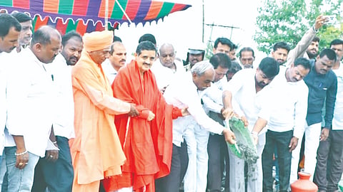 ಕಾಳಗಿಯ ನಂದೂರಿನ ಶಿವಲಿಂಗೇಶ್ವರ ದೇವಸ್ಥಾನ ಹತ್ತಿರದ ನಾಲಾಕ್ಕೆ ಅಡ್ಡಲಾಗಿ ನಿರ್ಮಿಸುತ್ತಿರುವ ಬ್ರಿಡ್ಜ್​ ಕಂ ಬ್ಯಾರೇಜ್​ ಕಾಮಾಗಾರಿಗೆ ಹಾರಕೂಡದ ಶ್ರೀ ಡಾ.ಚನ್ನವಿರ ಶಿವಾಚಾರ್ಯರು ಚಾಲನೆ ನೀಡಿದರು. ಶ್ರೀ ಚಂದ್ರಗುಂಡ ಶಿವಾಚಾರ್ಯರು, ಶ್ರೀ ಚಿಕ್ಕಗುರುನಂಜೇಶ್ವರ ಸ್ವಾಮೀಜಿ, ಶ್ರೀ ನೀಲಕಂಠ ಮರಿದೇವರು, ರಾಜೇಶ ಗುತ್ತೇದಾರ್​ ಇತರರಿದ್ದರು.   