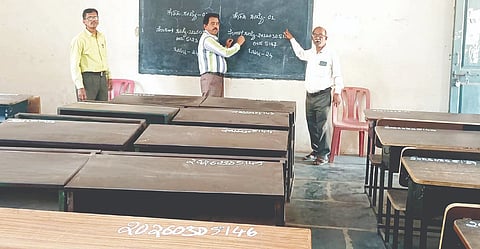 ಕಂಪ್ಲಿ ಬಾಲಕಿಯರ ಸರ್ಕಾರಿ ಪ್ರೌಢಶಾಲೆ ಎಸ್ಸೆಸ್ಸೆಲ್ಸಿ ಪರೀಕ್ಷಾ ಕೇಂದ್ರದ ಕೊಠಡಿಯಲ್ಲಿ ನೋಂದಣಿ ಸಂಖ್ಯೆ ಬರೆಯುತ್ತಿರುವುದು. 