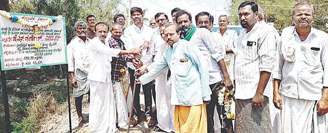 ಅಂಜನಾಪುರ ಗ್ರಾಮದಲ್ಲಿ ರಸ್ತೆ ಅಭಿವೃದ್ಧಿ ಕಾಮಗಾರಿಗೆ ಶಾಸಕ ಜೆ.ಎನ್.ಗಣೇಶ್ ಚಾಲನೆ ನೀಡಿದರು. 