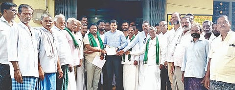 ಕಂಪ್ಲಿಯಲ್ಲಿ ರೈತ ಸಂಘದವರು ತಹಸೀಲ್ದಾರ್ ಜೂಗಲ ಮಂಜುನಾಯಕಗೆ ಮನವಿ ಸೋಮವಾರ ಸಲ್ಲಿಸಿದರು. ಪ್ರಮುಖರಾದ ಬಿ.ವಿ.ಗೌಡ, ವಿ.ವೀರೇಶ್, ಎನ್.ತಿಮ್ಮಪ್ಪನಾಯಕ, ಕಾಗೆ ಈರಣ್ಣ ಇತರರಿದ್ದರು.