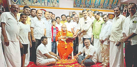 ಎಮ್ಮಿಗನೂರಿನ ಹಂಪಿಸಾವಿರದೇವರಮಠದಲ್ಲಿ ಶ್ರೀ ವಾಮದೇವ ಶಿವಾಚಾರ್ಯರ ಗುರುವಂದನೆ ಕಾರ್ಯಕ್ರಮ ನಡೆಯಿತು. 