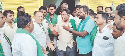 ಲಿಂಕ್ ರಸಗೊಬ್ಬರ ಮಾರಾಟ ವಿರೋಧಿಸಿ ಎಮ್ಮಿಗನೂರಿನಲ್ಲಿ ರಸಗೊಬ್ಬರ ವ್ಯಾಪಾರಿಯೊಂದಿಗೆ ರೈತಸಂಘದ ಪದಾಧಿಕಾರಿಗಳು ವಾಗ್ವಾದ ನಡೆಸಿದರು.
