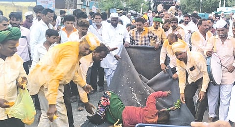 ಲೋಕಕಲ್ಯಾಣಕ್ಕಾಗಿ ಸೊಲ್ಲಾಪುರದ ಆಹೇರವಾಡಿ (ಐರೋಡಗಿ)ಯಿಂದ ಮಹಾನಂದಾ ಹದರೆ ಉರುಳು ಸೇವೆ ನಡೆಸಿ, ಮಣ್ಣೂರಿನ ಯಲ್ಲಮ್ಮ ದೇವಿ ದಶ್ನ ಪಡೆದರು.ಪಂಡಿತ ಪಾಟೀಲ್​, ಸುಭಾಷ ಹಿಪ್ಪರಗಿ, ಕಸ್ತೂರಿಬಾಯಿ ಸಾಸವೆ, ಮಲ್ಲಿನಾಥ ಬಿರಾದಾರ, ಸೋಲುಬಾಯಿ ಸಾಸಿವೆ,ದೀಪಕ ದೇಶಮುಖ,  ಸುಶಿಲಾಬಾಯಿ ಕ್ಷತ್ರಿ ಇತರರಿದ್ದರು .