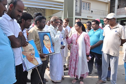 ಪಾದಯಾತ್ರೆ ಕೈ ಬಿಡುವಂತೆ ನಗರಸಭೆ ಪೌರಾಯುಕ್ತೆ ರುದ್ರಮ್ಮ ಶರಣಯ್ಯ ಮಧುಚಂದ್ರ ಅವರ ಮನವೊಲಿಸುತ್ತಿರುವುದು.  