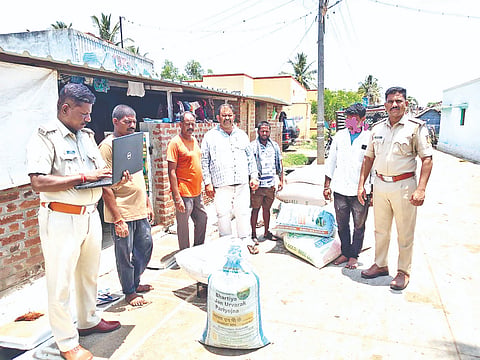  ಕುಂತೂರು ಗ್ರಾಮದ ಮನೆಯೊಂದರಲ್ಲಿ ಅಕ್ರಮವಾಗಿ ಸಂಗ್ರಹಿಸಿಟ್ಟಿದ್ದ ಪಡಿತರ ಅಕ್ಕಿಯನ್ನು ಆಹಾರ ಹಾಗೂ ಪೊಲೀಸ್ ಇಲಾಖೆ ಅಧಿಕಾರಿಗಳು ಜಂಟಿಯಾಗಿ ದಾಳಿ ನಡೆಸಿರುವುದು.