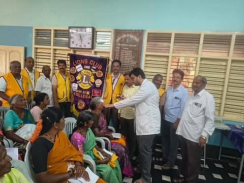 ಕೊಳ್ಳೇಗಾಲದ ಲಯನ್ಸ್ ಸಭಾಂಗಣದಲ್ಲಿ ಭಾನುವಾರ ಲಯನ್ಸ್ ಸಂಸ್ಥೆ ಕೊಳ್ಳೇಗಾಲ ವತಿಯಿಂದ ಆಯೋಜಿಸಿದ್ದ ಉಚಿತ ಕಣ್ಣಿನ ತಪಾಸಣಾ ಶಿಬಿರದಲ್ಲಿ ವೈದ್ಯರು ದೃಷ್ಟಿ ಸಮಸ್ಯೆಯಿಂದ ಬಳಲುತ್ತಿದ್ದವರನ್ನು ತಪಾಸಣೆಗೆ ಒಳಪಡಿಸಿದರು.