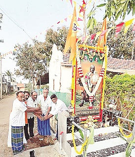 ಕಾಮಗೆರೆ ಗ್ರಾಮದ ಒಕ್ಕಲಿಗರ ಬಡಾವಣೆಯ 3ನೇ ಕ್ರಾಸ್‌ನಲ್ಲಿ ಕೆಂಪೇ ಗೌಡರ ಭಾವಚಿತ್ರವಿರುವ ಫಲಕವನ್ನು ಅನಾವರಣ ಗೊಳಿಸಲಾಯಿತು.