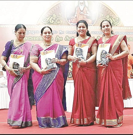 ಸುತ್ತೂರು ಜಾತ್ರಾ ಮಹೋತ್ಸವದಲ್ಲಿ ಆಯೋಜಿಸಿದ್ದ ಜಿಲ್ಲಾ ಮಟ್ಟದ ಶರಣರ ಕುರಿತ ರಸಪ್ರಶ್ನೆ ಸ್ಪರ್ಧೆಯಲ್ಲಿ ಕೊಳ್ಳೇಗಾಲದ ಕದಳಿ ಮಹಿಳಾ ವೇದಿಕೆಯ ವಿಜಯಾ ಗುರುರಾಜ್ ಹಾಗೂ ಗೀತಾ ಮಂಜುನಾಥ್ ದ್ವಿತೀಯ ಬಹುಮಾನ ಪಡೆದರು. ಅಕ್ಕನ ಬಳಗದ ಶೋಭಾ ನಾಗರಾಜು ಹಾಗೂ ವಾಣಿ ರಮೇಶ್ ತಂಡ ನಾಲ್ಕನೇ ಬಹುಮಾನ ಪಡೆಯಿತು.