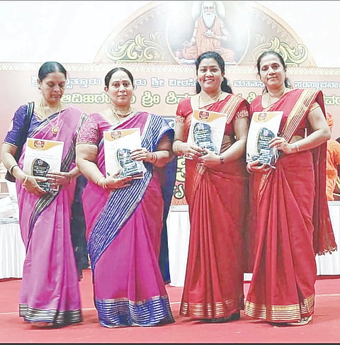   ಸುತ್ತೂರು ಜಾತ್ರಾ ಮಹೋತ್ಸವದಲ್ಲಿ ಆಯೋಜಿಸಿದ್ದ ಜಿಲ್ಲಾ ಮಟ್ಟದ ಶರಣರ ಕುರಿತ ರಸಪ್ರಶ್ನೆ ಸ್ಪರ್ಧೆಯಲ್ಲಿ ಕೊಳ್ಳೇಗಾಲದ ಕದಳಿ ಮಹಿಳಾ ವೇದಿಕೆಯ ವಿಜಯಾ ಗುರುರಾಜ್ ಹಾಗೂ ಗೀತಾ ಮಂಜುನಾಥ್ ದ್ವಿತೀಯ ಬಹುಮಾನ ಪಡೆದರು. ಅಕ್ಕನ ಬಳಗದ ಶೋಭಾ ನಾಗರಾಜು ಹಾಗೂ ವಾಣಿ ರಮೇಶ್ ತಂಡ ನಾಲ್ಕನೇ ಬಹುಮಾನ ಪಡೆಯಿತು.