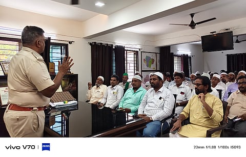 ಪಟ್ಟಣದ ಉಪ ಅಧೀಕ್ಷಕರ ಕಚೇರಿಯಲ್ಲಿ ಮಂಗಳವಾರ ಯುಗಾದಿ ಮತ್ತು ರಂಜಾನ್ ಹಬ್ಬದ ಅಂಗವಾಗಿ ಉಪವಿಭಾಗ ಮಟ್ಟದ ಶಾಂತಿ ಸಭೆ ಯಲ್ಲಿ ಡಿವೈಎಸ್ಪಿ ಧಮೇಂದ್ರ ಮಾತನಾಡಿದರು. ಮಹದೇವಸ್ವಾಮಿ ಮಧು ವನಹಳ್ಳಿ, ಮಧುಚಂದ್ರ, ಅಸೀಫ್ ದಿನಹಳ್ಳಿ ಇತರರಿದ್ದರು. 