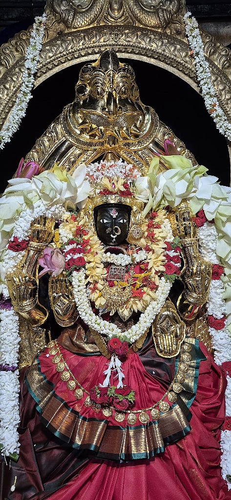 ಆಷಾಢ ಮಾಸದ ಮೊದಲನೇ ಶುಕ್ರವಾರ ಹಿನ್ನೆಲೆ ಶ್ರೀ ಮಹಾಲಕ್ಷ್ಮೀಗೆ ವಿವಿಧ ಹೂಗಳಿಂದ ಅಲಂಕರಿಸಿರುವುದು.