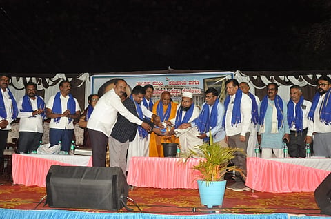  ಪಟ್ಟಣದ ವಿಶ್ವಚೇತನ ಸಮೂಹ ವಿದ್ಯಾಸಂಸ್ಥೆ ಆವರಣದಲ್ಲಿ ಸೋಮವಾರ ತಾಲೂಕು ಮುಸ್ಲಿಂ ಸಮು ದಾಯ ಹಾಗೂ ಅಹಿಂದ ಸಂಘಟನೆಗಳ ಒಕ್ಕೂಟ ವತಿಯಿಂದ 77ನೇ ಸಂವಿಧಾನ ಜನಜಾಗೃತಿ ಸಮಾವೇಶಕ್ಕೆ ಮುಸ್ಲಿಂ ಧರ್ಮಗುರು ಮೌಲಾನ ಮುಫ್ತಿ ಅಮ್ಜದ್ ಖಾನ್ ಖಾಸಿಮಿ, ಜೇತವನ ಬುಧ್ಧ ವಿಹಾರದ ಮನೋ ರಕ್ಷಿತ ಬಂತೇಜಿ, ಸಂತ ಫ್ರಾನ್ಸಿಸ್ ಅಸ್ಸಿಸಿ ದೇವಾಲಯ ಧರ್ಮ ಗುರು ರೆವ.ಫಾ.ರಾಯಪ್ಪ ಚಾಲನೆ ನೀಡಿದರು. ಹ.ರಾ ಮಹೇಶ್, ಎ.ಜೆ ಖಾನ್, ರಫೀಕ್ ಅಹಮ್ಮದ್, ಚೇತನ್ ದೊರೈರಾಜ್ ಇತರರಿದ್ದರು.