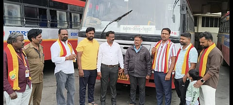 ಕೊಳ್ಳೇಗಾಲ ಪಟ್ಟಣದ ಬಸ್ ನಿಲ್ದಾಣದಲ್ಲಿ ಶುಕ್ರವಾರ ತೇರಂಬಳ್ಳಿ-ಗೊಬ್ಬಳಿಪುರ ಮಾರ್ಗದಲ್ಲಿ ನೂತನವಾಗಿ ಕೆಎಸ್‌ಆರ್‌ಟಿಸಿ ಬಸ್ ಸಂಚಾರಕ್ಕೆ ಕೊಳ್ಳೇಗಾಲ ಕೆಎಸ್‌ಆರ್‌ಟಿಸಿ ಬಸ್ ಘಟಕದ ಮ್ಯಾನೇಜರ್ ಭೋಗನಾಯಕ ಚಾಲನೆ ನೀಡಿದರು. ಪಿ.ಶಿವಸುಂದರ್, ಆನಂದ್, ಇ.ಮೂರ್ತಿ ಇತರರು ಇದ್ದರು.