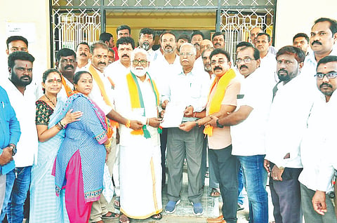 17ಕೆಜಿಎಲ್-2 ವಂದೇ ಮಾತರಂ ಗೀತೆಯ ಎರಡು ಚರಣಗಳನ್ನು ಹಾಡಬೇಕೆಂಬ ರಾಜ್ಯ ಸರ್ಕಾರದ ಆದೇಶವನ್ನು ರದ್ದು ಪಡಿಸಬೇಕೆಂದು ಒತ್ತಾಯಿಸಿ ಕೊಳ್ಳೇಗಾಲ ಬಿಜೆಪಿ ಮಂಡಲ ಕಾರ್ಯ ಕರ್ತರು ಗುರುವಾರ ಗ್ರೇಡ್ ತಹಸೀಲ್ದಾರ್ ರಮೇಶ   ಅವರಿಗೆ ಮನವಿ ಪತ್ರ ಸಲ್ಲಿಸಿ ದರು. ಮಾಜಿ ಸಚಿವ ಎನ್.ಮಹೇಶ್, ಮಾಜಿ ಶಾಸಕ ಬಾಲರಾಜು ಇತರರು ಇದ್ದರು. 