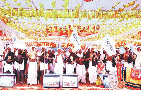 ಕಾನಹೊಸಹಳ್ಳಿ ಸಮೀಪದ ತಿಪ್ಪೆಹಳ್ಳಿ ಬಳಿ ಚಿನ್ನಹಗರಿ ನದಿ ದಂಡೆಯಲ್ಲಿ ಆಯೋಜಿಸಿದ್ದ ಚಿನ್ನಹಗರಿ ಉತ್ಸವದ ಕಾರ್ಯಕ್ರಮವನ್ನು ಮ್ಯಾಸನಾಯಕ ಬುಡಕಟ್ಟು ಗುಡಿಕಟ್ಟೆಯ ಪೂಜಾರಿ, ಕಿಲಾರಿಗಳು ಉದ್ಘಾಟಿಸಿದರು. ಹಂಪಿ ಕನ್ನಡ ವಿವಿ ಕುಲಸಚಿವ ಡಾ.ವಿರೂಪಾಕ್ಷಿ ಪೂಜಾರಹಳ್ಳಿ, ಸಂಶೋಧಕರಾದ ಜೋಗೇಶ್, ಓರಾಮ್, ವೃಂದಾ ಇತರರಿದ್ದರು.