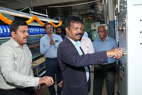 ಕನಕಪುರ ಆರ್ಯನ್​ ಇಂಜಿನಿಯರಿಂಗ್​ ಆವರಣದಲ್ಲಿ ದೇಸಿ ನಿರ್ಮಿತ, ಸಂಪೂರ್ಣ ಸ್ವಯಂ ಚಾಲಿತ ರೇಷ್ಮೆ ನೂಲು ತೆಗೆಯುವ ಯಂತ್ರವನ್ನು ಡಾ.ಶಿವಕುಮಾರ್​ ಲೋಕಾರ್ಪಣೆ ಮಾಡಿದರು. ಬಾಲಕೃಷ್ಣ ಆರ್ಯ ಹಾಗೂ ಪ್ರಧ್ಯುಮ್ನ ಆರ್ಯ, ಪೆರಿಯಸಾಮಿ ಹಾಗೂ ಇತರರಿದ್ದರು.  