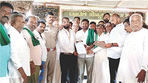 ಕಂಪ್ಲಿ ಪಿಡಬ್ಲುೃಡಿ ಎಇ ಆನಂದ್ ಪೆಮ್ಮಾರ್‌ಗೆ ಶ್ರೀ ವರಸಿದ್ಧಿ ವಿನಾಯಕ ದೇವಸ್ಥಾನ ಸಮಿತಿ ಹಾಗೂ ನೀರು ಬಳಕೆದಾರರ ಸಹಕಾರ ಸಂಘದ ಪದಾಧಿಕಾರಿಗಳು ಮನವಿ ಸಲ್ಲಿಸಿದರು. ಸಮಿತಿ ಮೇಲ್ವಿಚಾರಕ ಎಚ್.ಗವಿಸಿದ್ದಪ್ಪ, ರೈತ ಸಂಘದ ಜಿಲ್ಲಾಧ್ಯಕ್ಷ ಬಿ.ವಿ.ಗೌಡ, ಪ್ರಮುಖರಾದ ನಡವಿ ಮಲ್ಲಿಕಾರ್ಜುನ, ಪುಟ್ಟಿ ಸಚಿನ್, ಡಾ.ರಾಮು ಇತರರಿದ್ದರು