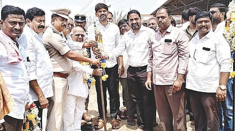 ಕಂಪ್ಲಿಯಲ್ಲಿ ಅಗ್ನಿಶಾಮಕ ಠಾಣೆ ನಿರ್ಮಾಣಕ್ಕೆ ಶಾಸಕ ಜೆ.ಎನ್.ಗಣೇಶ್ ಭೂಮಿಪೂಜೆ ನೆರವೇರಿಸಿದರು. ಜಿಲ್ಲಾ ಅಗ್ನಿಶಾಮಕ ಅಧಿಕಾರಿ ಹನುಮನಗೌಡ ಪೊಲೀಸ್ ಪಾಟೀಲ್, ಪ್ರಮುಖರಾದ ಕೆ.ಶ್ರೀನಿವಾಸರಾವ್, ಎನ್.ಹಬೀಬ್ ರೆಹಮಾನ್, ಕೆ.ತಿಮ್ಮಾರೆಡ್ಡಿ, ಸಿ.ಆರ್.ಹನುಮಂತ ಇತರರಿದ್ದರು.