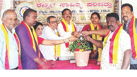 ಕಂಪ್ಲಿ ಕಲ್ಮಠ ಶ್ರೀ ಪ್ರಭುಸ್ವಾಮಿಗಳ ಅನುದಾನಿತ ಪ್ರೌಢಶಾಲೆ ಆವರಣದಲ್ಲಿ ಕಸಾಪ ತಾಲೂಕು ಘಟಕದಿಂದ ಹಮ್ಮಿಕೊಂಡಿದ್ದ ದತ್ತಿ ಕಾರ್ಯಕ್ರಮವನ್ನು ದತ್ತಿ ದಾನಿ ಮಹಾಂತಿನಮಠದ ಸುಮಂಗಳಮ್ಮ ಉದ್ಘಾಟಿಸಿದರು. ಕಸಾಪ ತಾಲೂಕು ಅಧ್ಯಕ್ಷ ಷಣ್ಮುಖಪ್ಪ ಚಿತ್ರಗಾರ, ಶ್ರೀ ಗುರುಸಿದ್ದೇಶ್ವರ ವಿದ್ಯಾವರ್ಧಕ ಸಂಘದ ನಿರ್ದೇಶಕ ರಾಘವೇಂದ್ರ, ದತ್ತಿದಾನಿ ಕಲ್ಗುಡಿ ವಿಜಯಕುಮಾರ್, ಶಿಕ್ಷಕಿ ರಾಜೇಶ್ವರಿ ಇತರರಿದ್ದರು.