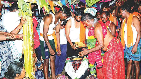 ಕಂಪ್ಲಿ ಶಿಕಾರಿ ಕಾಲನಿಯಲ್ಲಿ ಶ್ರೀ ಸರಕ ಸೌಂಡ್ಯ ದೇವಿ ಪೂಜೆಯಲ್ಲಿ ಪೂಜಾರಿ ಗೋವಿಂದಪ್ಪ ಚೌವ್ಹಾಣ್ ಕುದಿವ ಹುಗ್ಗಿಯನ್ನು ತೆಗೆದರು. ಪೂಜಾರಿಗಳಾದ ಮನ್ನಪ್ಪ ಕುಂದುಗೋಳ, ಅಂಜಿನಪ್ಪ, ರಾಮಣ್ಣ, ರುದ್ರಪ್ಪ ಇತರರಿದ್ದರು.