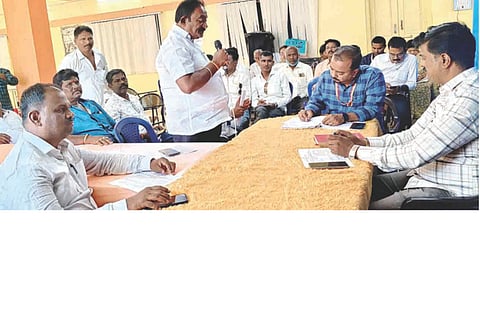 ಕಂಪ್ಲಿ ಪುರಸಭೆ ಸಭಾಂಗಣದಲ್ಲಿ ಹಮ್ಮಿಕೊಂಡಿದ್ದ ಆಯವ್ಯಯ ಪೂರ್ವಭಾವಿ ಸಭೆಯಲ್ಲಿ ಪುರಸಭೆ ಮಾಜಿ ಅಧ್ಯಕ್ಷ ಭಟ್ಟ ಪ್ರಸಾದ್ ಮಾತನಾಡಿದರು. ಪ್ರಭಾರ ಮುಖ್ಯಾಧಿಕಾರಿ ಬಿ.ಮಲ್ಲಿಕಾರ್ಜುನ, ಲೆಕ್ಕಿಗ ರಮೇಶ ಬೆಳಂಕರ, ಪ್ರಮುಖರಾದ ಜಿ.ಸುಧಾಕರ, ಬಿ.ಕೆ.ವಿರೂಪಾಕ್ಷಿ, ಎನ್.ಎಂ.ಪತ್ರಯ್ಯಸ್ವಾಮಿ, ಬಿ.ವೆಂಕಟೇಶ, ಬಿ.ಜಾಫರ್ ಇತರರಿದ್ದರು.