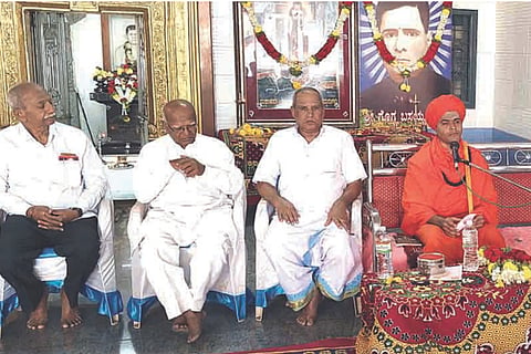 ಕಂಪ್ಲಿಯಲ್ಲಿ ಹಮ್ಮಿಕೊಂಡಿದ್ದ ಉಜ್ಜಯಿನಿ ಶ್ರೀ ಸಿದ್ಧಲಿಂಗ ಜಗದ್ಗುರುಗಳ ಪುಣ್ಯಸ್ಮರಣೆ ಕಾರ್ಯಕ್ರಮದಲ್ಲಿ ಸೋಮಸಮುದ್ರದ ಜಗದ್ಗುರು ಕೊಟ್ಟೂರುಸ್ವಾಮಿ ಸಂಸ್ಥಾನದ ಮಠದ ಪೀಠಾಧಿಪತಿ ಶ್ರೀ ಸಿದ್ಧಲಿಂಗ ಸ್ವಾಮೀಜಿ ಮಾತನಾಡಿದರು. ಪ್ರಮುಖರಾದ ಎಂ.ಎಸ್.ಶಶಿಧರಸ್ವಾಮಿ, ಕೆ.ಎಂ.ಹೇಮಯ್ಯಸ್ವಾಮಿ, ಎಚ್.ಎಂ.ಶರಣಬಸವರಾಜ, ಗೊಗ್ಗ ಚನ್ನಬಸವರಾಜ ಇದ್ದರು.