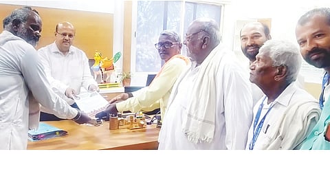 ಸಾಂಸ್ಕೃತಿಕ ಕ್ಷೇತ್ರಕ್ಕೆ ಸಂಬಂಧಿಸಿದ ಸಮಸ್ಯೆಗಳನ್ನು ಪರಿಹರಿಸುವಂತೆ ಒತ್ತಾಯಿಸಿ ಕ.ಕ. ಕಲಾವಿದರ ಒಕ್ಕೂಟದ ಜಿಲ್ಲಾ ಸಮಿತಿಯಿಂದ ಕೊಪ್ಪಳ ಡಿಸಿ ಡಾ. ಸುರೇಶ ಬಿ.ಇಟ್ನಾಳಗೆ ಮನವಿ ಸಲ್ಲಿಸಲಾಯಿತು. ಪ್ರಮುಖರಾದ ಡಿ.ಎಸ್. ಪೂಜಾರ, ಲಕ್ಷ್ಮಣ ಪಿರಗಾರ, ಶರಣು ಶೆಟ್ಟರ್, ಮುತ್ತಣ್ಣ ವಿಶ್ವಕರ್ಮ, ಮುತ್ತಣ್ಣ ತೊಂಡಿಹಾಳ ಇದ್ದರು.