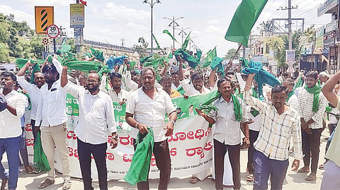 ಕೊಪ್ಪಳದಲ್ಲಿ ರಾಜ್ಯ ರೈತ ಸಂ (ಚುನ್ನಪ್ಪ ಪುಜೇರಿ ಬಣ)ದವರು 30ಕ್ಕೂ ಹೆಚ್ಚು ಟ್ರಾೃಕ್ಟರ್‌ಗಳೊಂದಿಗೆ ಪ್ರತಿಭಟನಾ ಮೇರವಣಿಗೆ ನಡೆಸಿದರು. ಜಿಲ್ಲಾಧ್ಯಕ್ಷ ಸುಖಮುನಿಯಪ್ಪ ಬಿ., ಉಪಾಧ್ಯಕ್ಷ ಹನುಮಂತ ನಾಯಕೋಡಿ, ರಾಜ್ಯ ಪ್ರಧಾನ ಕಾರ್ಯದರ್ಶಿ ಶರಣಪ್ಪ ಮುರಳಿ, ಕಾರ್ಯದರ್ಶಿ ಮಹೇಶಗೌಡ ಸುಬೇದಾರ್, ಜಿಲ್ಲಾ ಪ್ರಧಾನ ಕಾರ್ಯದರ್ಶಿ ಹನುಮಂತ ನಾಯಕ ಇತರರಿದ್ದರು.