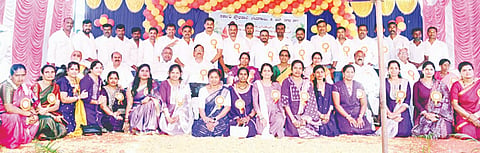 ಕೆ.ಆರ್.ನಗರ ತಾಲೂಕಿನ ಚಂದಗಾಲು ಗ್ರಾಮದ ಸರ್ಕಾರಿ ಪ್ರೌಢಶಾಲೆ ಆವರಣದಲ್ಲಿ ಗುರುವಂದನಾ ಹಾಗೂ ಸ್ನೇಹಿತರ ಸಮ್ಮಿಲನ ಕಾರ್ಯಕ್ರಮವನ್ನು ಅದ್ದೂರಿಯಾಗಿ ಆಯೋಜಿಸಲಾಗಿತ್ತು. ಲತಾಮಣಿ, ನಿಂಗೇಗೌಡ, ಅಬ್ದುಲ್ ಜಲೀಲ್, ಎಸ್.ರಾಜನಾಯಕ್, ವಿ.ಶಿವಣ್ಣ, ಸುಮಾ, ಮಾಲತಿ ಬಾಯಿ, ಅನ್ನಪೂರ್ಣ ಇತರರು ಇದ್ದರು.