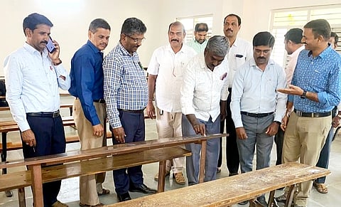 ಕೆ.ಆರ್.ನಗರದ ಸರ್ಕಾರಿ ಬಾಲಕಿಯರ ಪ್ರೌಢಶಾಲೆಯಲ್ಲಿ ಎಸ್‌ಎಸ್‌ಎಲ್‌ಸಿ ಪರೀಕ್ಷೆ ಕೇಂದ್ರಕ್ಕೆ ಬಿಇಒ ಆರ್.ಕೃಷ್ಣಪ್ಪ ಭೇಟಿ ನೀಡಿ ಪರಿಶೀಲನೆ ನಡೆಸಿದರು.