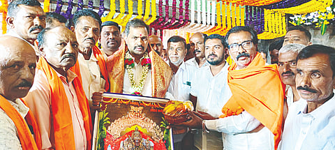 ಕೆ.ಆರ್.ನಗರ ಪಟ್ಟಣದ ಶ್ರೀ ಆದಿಶಕ್ತಿ ತೋಪಮ್ಮ ತಾಯಿ ಜಾತ್ರಾ ಮಹೋತ್ಸವದ ಅಂಗವಾಗಿ ಭೇಟಿ ನೀಡಿ ಪೂಜಿ ಸಲ್ಲಿಸಿದ ಶಾಸಕ ಡಿ.ರವಿಶಂಕರ್ ಅವರನ್ನು ತೋಪಮ್ಮನವರ ದೇವಾಲಯದ ಸೇವಾ ಟ್ರಸ್ಟ್ ಅಧ್ಯಕ್ಷ ಸಿ.ಎ.ರಾಜು, ಕಾರ್ಯದರ್ಶಿ ಕೆ.ಪಿ.ಜಗದೀಶ್ ಪದಾಧಿಕಾರಿಗಳು ಸನ್ಮಾನಿಸಿದರು.