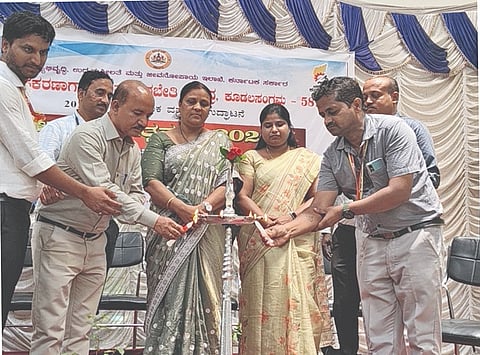  ಕೂಡಲಸಂಗಮ ಸರ್ಕಾರಿ ಉಪಕರಣಾಗಾರ ಮತ್ತು ತರಬೇತಿ ಕೇಂದ್ರದಲ್ಲಿ ಪ್ರಥಮ ವರ್ಷದ ವಿದ್ಯಾರ್ಥಿಗಳಿಗೆ ಹಮ್ಮಿಕೊಂಡಿದ್ದ  ಸ್ವಾಗತ ಸಮಾರಂಭವನ್ನು ತರಬೇತಿ ಕೇಂದ್ರದ ಮುಖ್ಯಸ್ಥ ದೇವದಾಸ ನಾಯಕ ಉದ್ಘಾಟಿಸಿದರು.  ಕ್ಷೇತ್ರ ಶಿಕ್ಷಣಾಧಿಕಾರಿ ಜಾಸ್ಮಿನ್ ಕಿಲ್ಲೆದಾರ, ಪ್ರಾಚಾರ್ಯೆ ಸೌಮ್ಯ, ಶಿವಕುಮಾರ ಕಂಚ್ಯಾಣಿ, ಪ್ರಶಾಂತ ಪಟ್ಟದಕಲ್ಲ, ಶಿವಲೀಲಾ ಚೌಧರಿ, ನಿರಂಜನ್ ನಂಜಯ್ಯನಮಠ ಇತರರಿದ್ದರು.