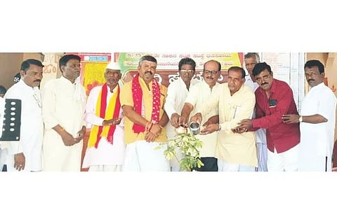 ಹಿರೇಮನ್ನಾಪೂರ ಗ್ರಾಮದಲ್ಲಿ ಸುಗ್ಗಿ ಸಂಭ್ರಮ ಕಾರ್ಯಕ್ರಮಕ್ಕೆ ಗಣ್ಯರು ಚಾಲನೆ ನೀಡಿದರು. ನಿವೃತ್ತ ಶಿಕ್ಷಕ ಹಾಗೂ ರಂಗಭೂಮಿ ನಿರ್ದೇಶಕ ವಿ.ಎಸ್.ಕಾಡಗಿಮಠ, ಕರ್ನಾಟಕ ಬಯಲಾಟ ಅಕಾಡೆಮಿ ಪ್ರಶಸ್ತಿ ಪುರಸ್ಕೃತ ಇಮಾಂಸಾಬ್ ಕೋಳೂರು, ಪುಣ್ಯಕೋಟಿ ಸಂಸ್ಥೆಯ ಅಧ್ಯಕ್ಷ ವಾ.ಹ.ಯಕ್ಕರನಾಳ್, ಶ್ರೀಗುರುಶಂಕರ ಲಿಂಗಮಠದ ಧರ್ಮಾಧಿಕಾರಿ ಡಾ.ಬಾಲಚಂದ್ರಪ್ಪಜ್ಜ ಇತರರಿದ್ದರು.