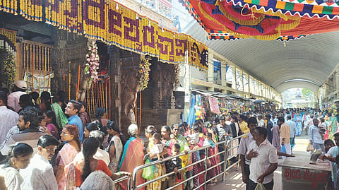 ಮಹಾಶಿವರಾತ್ರಿ ಅಮಾವಾಸ್ಯೆ ನಿಮಿತ್ತ ಕೊಟ್ಟೂರಿನ ಕೊಟ್ಟೂರೇಶ್ವರ ಸ್ವಾಮಿ ದರ್ಶನಕ್ಕೆ ಭಕ್ತರು ಸಾಲಿನಲ್ಲಿ ನಿಂತಿರುವುದು.