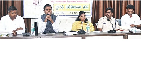 ಕೂಡ್ಲಿಗಿಯಲ್ಲಿ ಶಾಸಕ ಡಾ.ಎನ್.ಟಿ.ಶ್ರೀನಿವಾಸ್ ಅಧ್ಯಕ್ಷತೆಯಲ್ಲಿ ಪ್ರಗತಿ ಪರಿಶೀಲನಾ ಸಭೆ ನಡೆಯಿತು. ಎಸಿ ವಿವೇಕಾನಂದ, ತಹಸೀಲ್ದಾರ್ ವಿ.ಕೆ.ನೇತ್ರಾವತಿ, ತಾಪಂ ಇಒ ನರಸಪ್ಪ, ಡಿವೈಎಸ್ಪಿ ಮಲ್ಲೇಶ್ ದೊಡ್ಡಮನಿ, ಭೂಮಾಪನ ಇಲಾಖೆ ಸಹಾಯಕ ನಿರ್ದೇಶಕ ಸುರೇಶ್ ಇದ್ದರು.