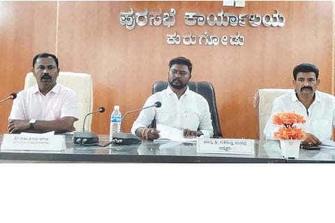 ಕುರುಗೋಡು ಪುರಸಭೆಯಲ್ಲಿ ಶನಿವಾರ ಬಜೆಟ್ ಪೂರ್ವಭಾವಿ ಸಭೆಯಲ್ಲಿ ಅಧ್ಯಕ್ಷ ಟಿ. ಶೇಖಣ್ಣ, ಉಪಾಧ್ಯಕ್ಷ ಚನ್ನಪಟ್ಟಣ ಮಲ್ಲಿಕಾರ್ಜುನ, ಮುಖ್ಯಾಧಿಕಾರಿ ದತ್ತಾತ್ರೇಯ ಹೆಗಡೆ ಉಪಸ್ಥಿತರಿದ್ದರು.