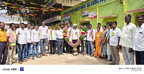 ಕುಂದಾಣ ಸಮೀಪದ ವಿಶ್ವನಾಥಪುರ ಸಹಕಾರದಲ್ಲಿ ಹಮ್ಮಿಕೊಂಡಿದ್ದ ಕರ್ನಾಟಕ ಸಹಕಾರಿ ರತ್ನ ಪ್ರಶಸ್ತಿ ಪುರಸತ ಪ್ರಸನ್ನಕುಮಾರ್​ ಅವರನ್ನು ಅಭಿನಂದಿಸಲಾಯಿತು. ನಿರ್ದೇಶಕರಾದ ಸುಬ್ಬೇಗೌಡ, ಚಂದ್ರಪ್ಪ, ರಮೇಶ್​, ಮಾಜಿ ನಿರ್ದೇಶಕ ಶ್ರೀರಾಮಯ್ಯ, 