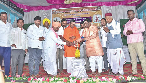 ಲೋಕಾಪುರ ಪಟ್ಟಣದ ಲೋಕೇಶ್ವರ ದೇವಸ್ಥಾನದ ಆವರಣದಲ್ಲಿ ಆಯೋಜಿಸಿದ್ದ ಮಹಾಶಿವರಾತ್ರಿ ಶಿವ ಭಜನೆ ಸಾಂಸ್ಕೃತಿಕ ಸಂಭ್ರಮ-2026ರ ಕಾರ್ಯಕ್ರಮಕ್ಕೆ ಗಣ್ಯರು ಚಾಲನೆ ನೀಡಿದರು. ಗಣಿ ಉದ್ಯಮದಾರ ಎಂ.ಎ. ವಿರಕ್ತಮಠ, ಹಿರೇಮಠದ ಡಾ. ಚಂದ್ರಶೇಖರ ಸ್ವಾಮಿಜಿ, ದೇವಸ್ಥಾನ ಅರ್ಚಕ ಚನ್ನಯ್ಯಾ ಗಣಾಚಾರಿ ಮತ್ತಿತರರಿದ್ದರು.