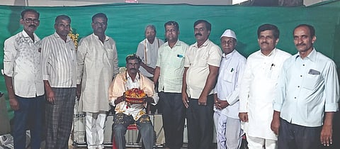 ಲೋಕಾಪುರ ಪಟ್ಟಣದ ಅಂತಾರಾಷ್ಟ್ರೀಯ ಪ್ಯಾರ ಕ್ರೀಡಾಪಟು ಲೋಕಣ್ಣ ಹೊಳಬಸಪ್ಪ ಪರಣ್ಣನವರ ಅವರನ್ನು ಗೆಳೆಯರ ಬಗಳದ ವತಿಯಿಂದ ಸನ್ಮಾನಿಸಲಾಯಿತು. ಆಯ್.ಆರ್.ಮಠಪತಿ, ಶಿವಾನಂದ ಉದಪುಡಿ, ರವಿ ಬೋಳಿಶೆಟ್ಟಿ, ಮೈಬೂಬ ರಾಮದುರ್ಗ, ರಾಜು ಕಡೇಬಾಗಿಲ ಇತರರಿದ್ದರು.