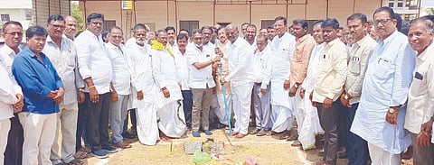 ಲಿಂಗಸುಗೂರಲ್ಲಿ ಕನಕ ಭವನ ನಿರ್ಮಾಣಕ್ಕೆ ಶಾಸಕ ಮಾನಪ್ಪ ವಜ್ಜಲ್ ಭೂಮಿಪೂಜೆ ನೆರವೇರಿಸಿದರು.  
